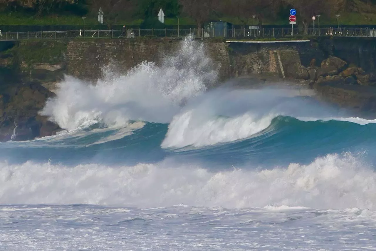 LAS OLAS DE HOY A LA MAÑANA EN LA PLAYA DE ZARAUTZ