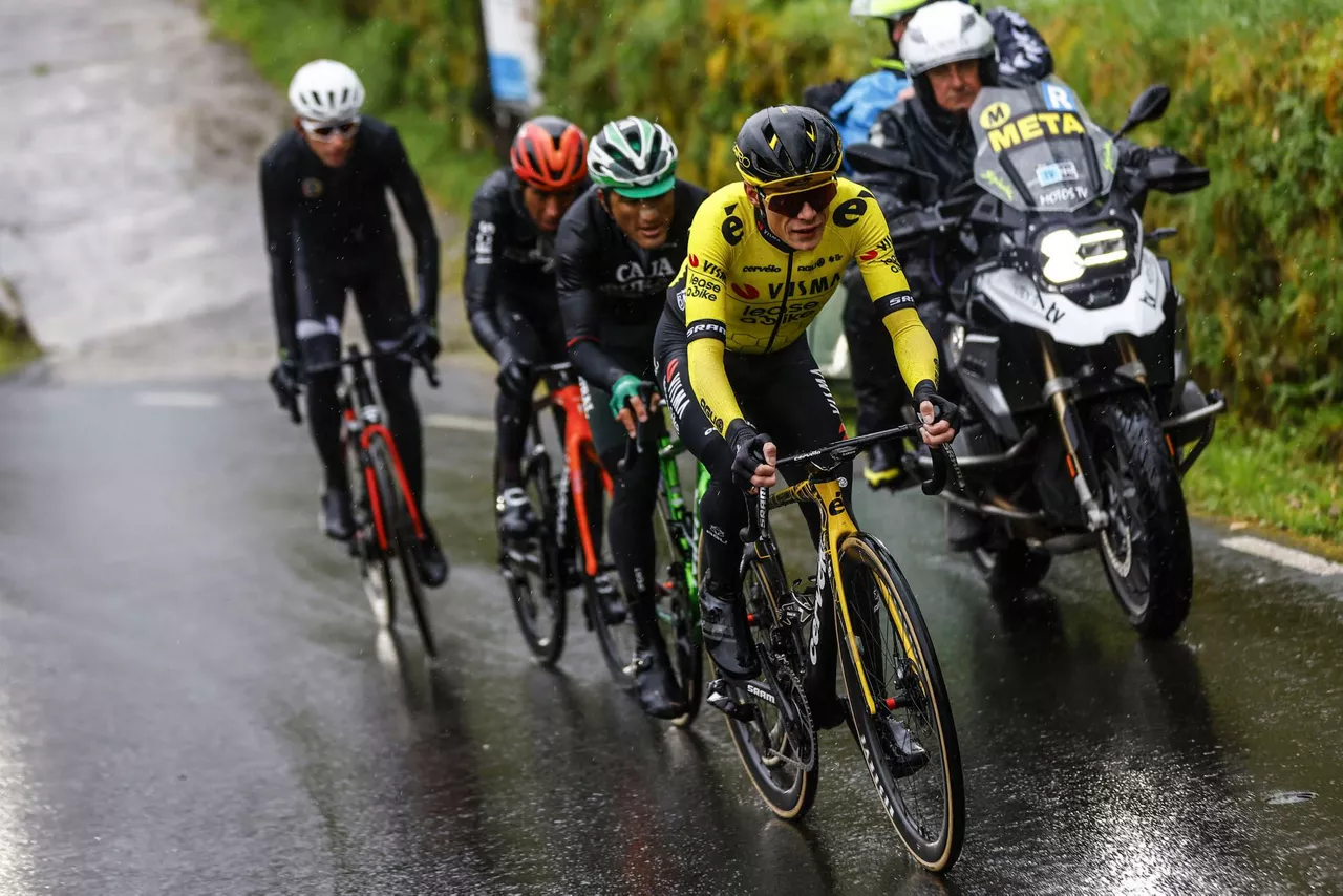 Jonas Vingegaard, artxiboko irudian, lasterketa batean. Argazkia: EFE.