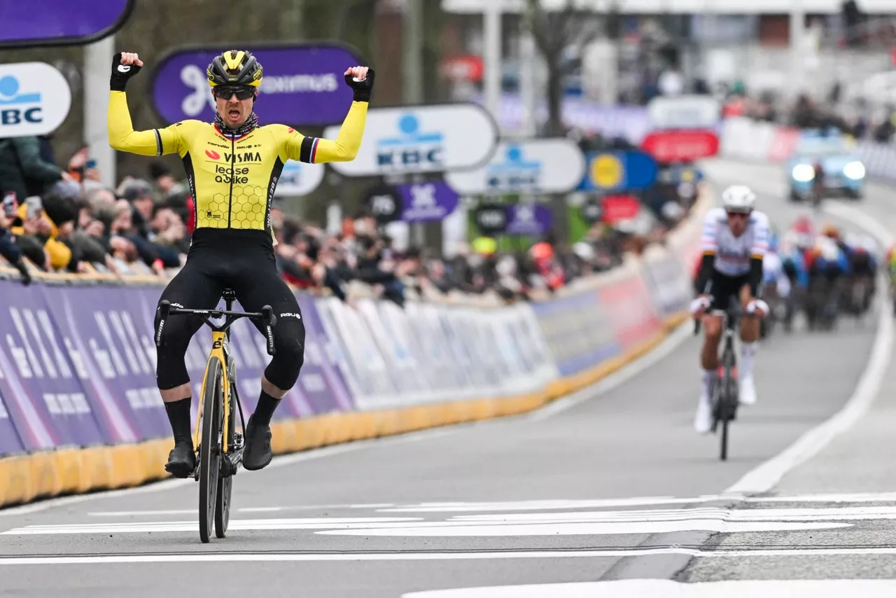 Jan Tratnik helmugan sartzen, eta Nils Politt atzean. Argazkia: EFE