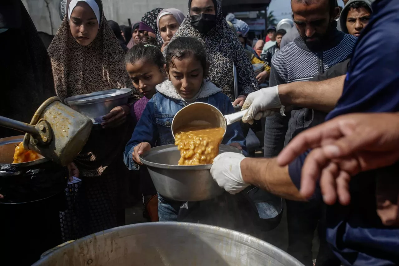 palestinos-comida-reparto-deir-al-balah-efe