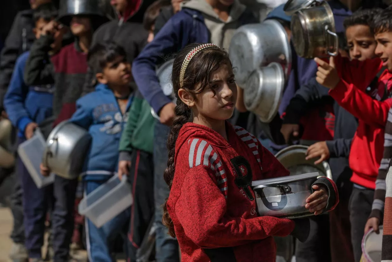 palestinos-comida-reparto-deir-al-balah-efe-2