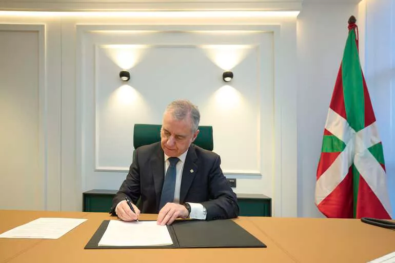 lehendakari-firma-convocatoria-elecciones-irekia