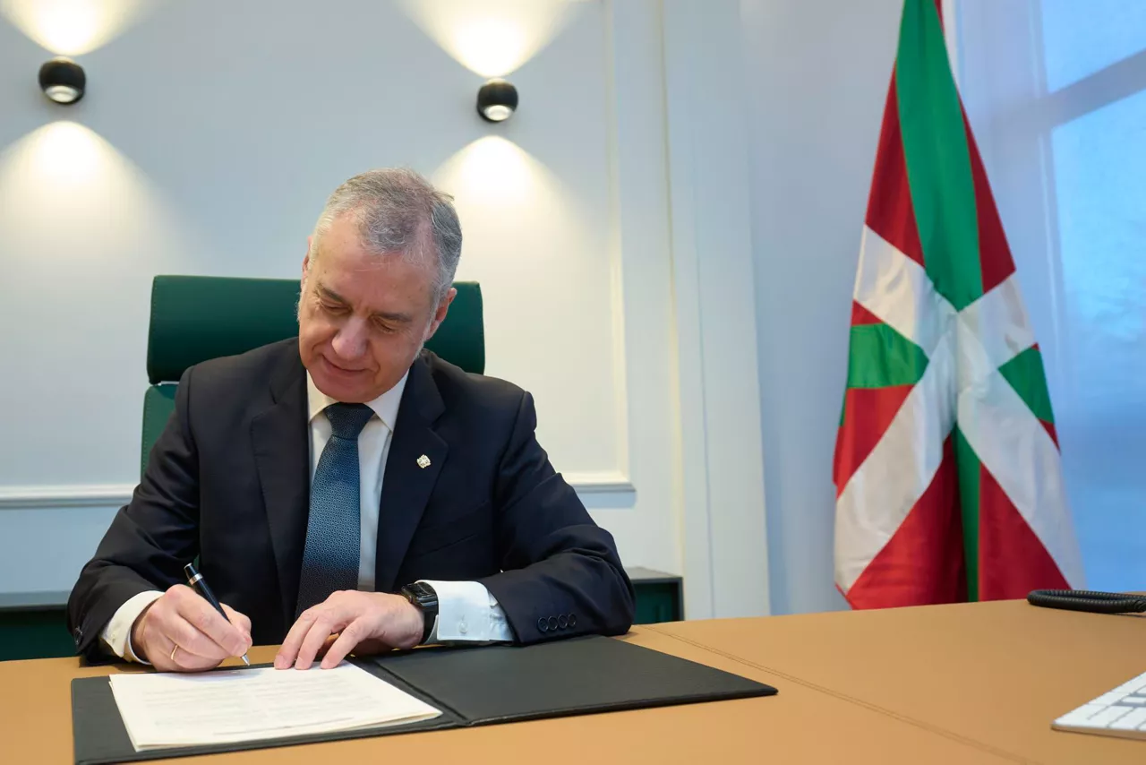 iñigo urkullu lehendakari firma decreto elecciones hauteskunde dekretua sinatu efe