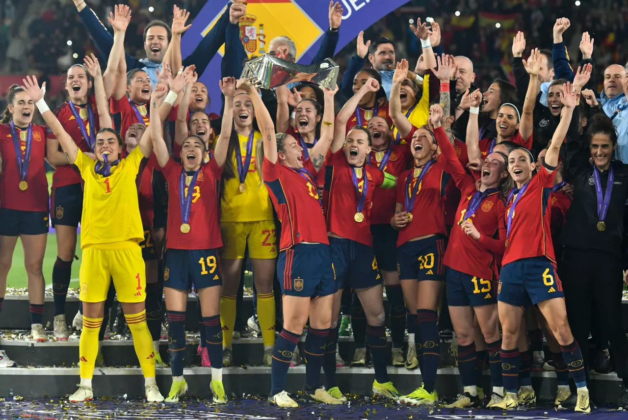 Espainiako selekzioa, podiumean, finala bukatuta. Argazkia: EFE.