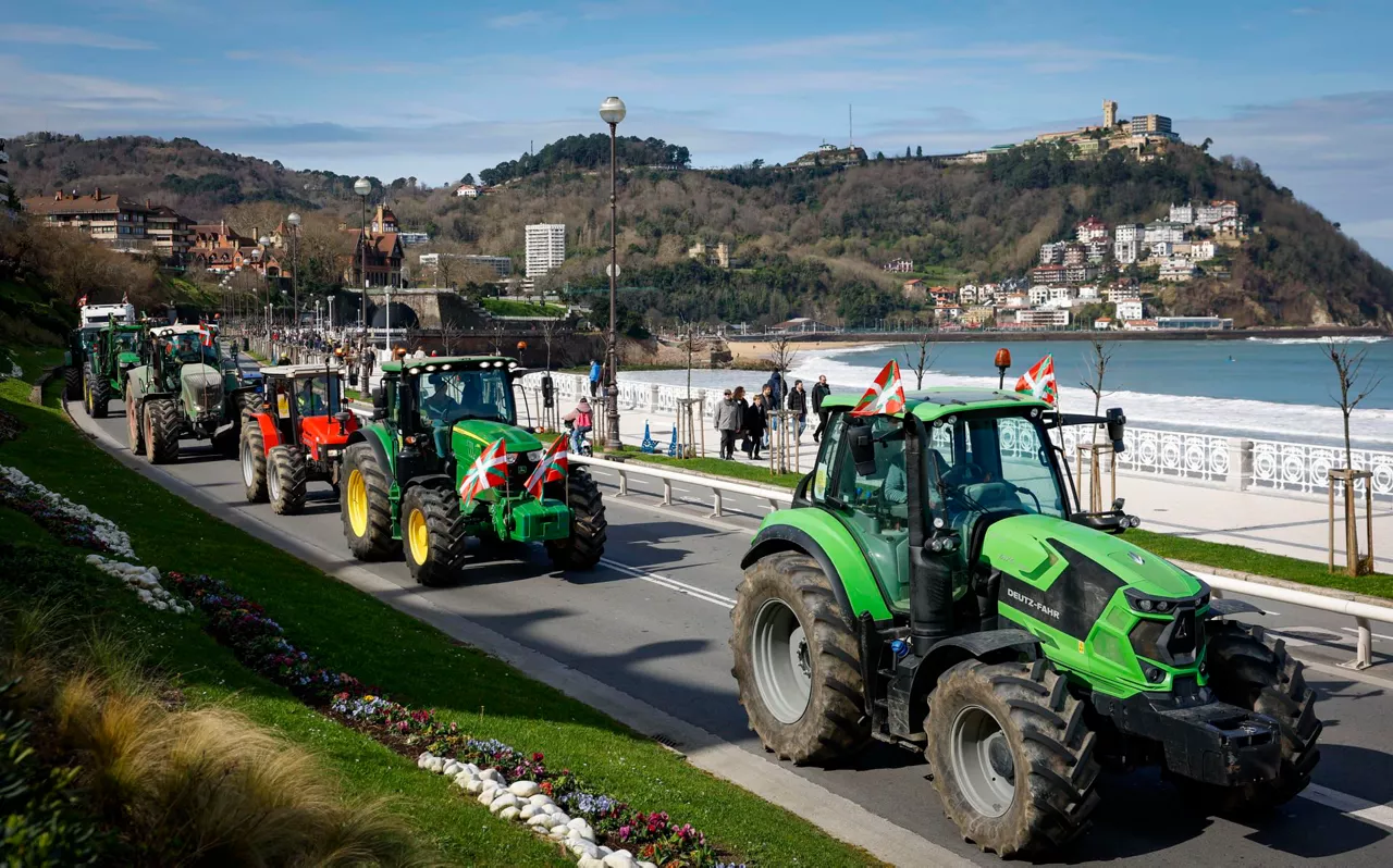 donostia san sebastian tractorada traktoreak agricultores nekazariak efe