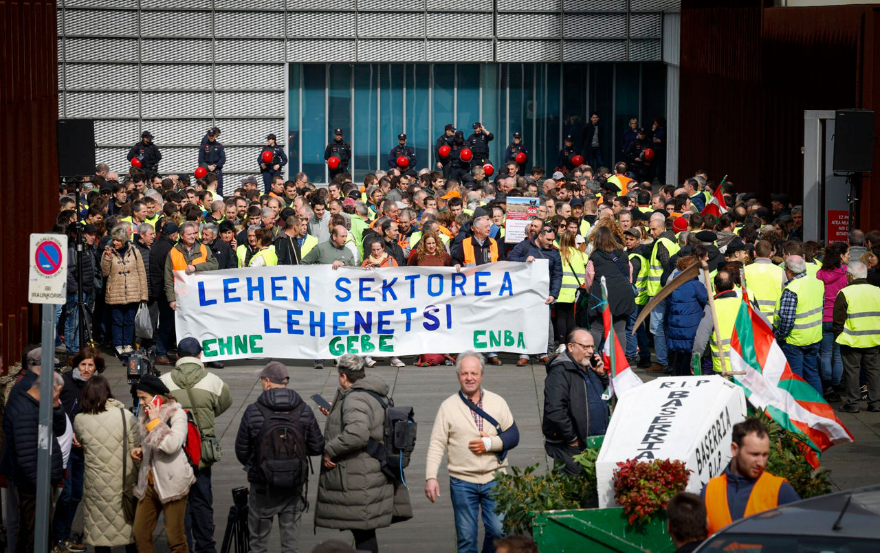 nekazariak agricultores protesta juntas generales gipuzkoa batzar nagusiak  efe