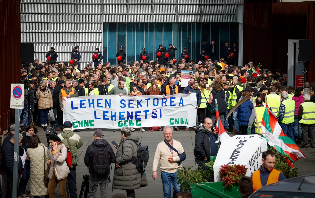 nekazariak agricultores protesta juntas generales gipuzkoa batzar nagusiak  efe