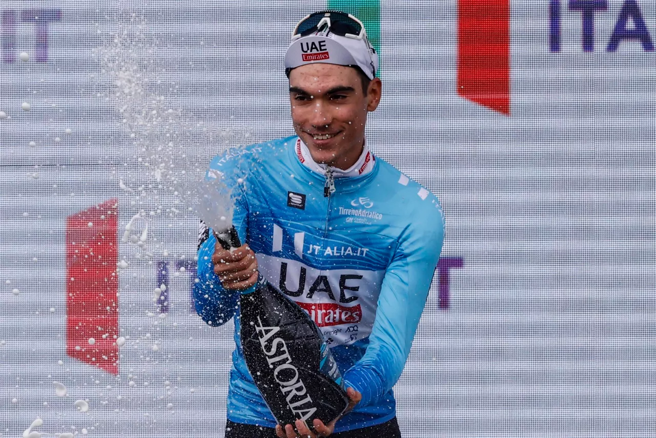 Juan Ayuso, en el pódium, como vencedor de la etapa y líder de la carrera. Foto: EFE.