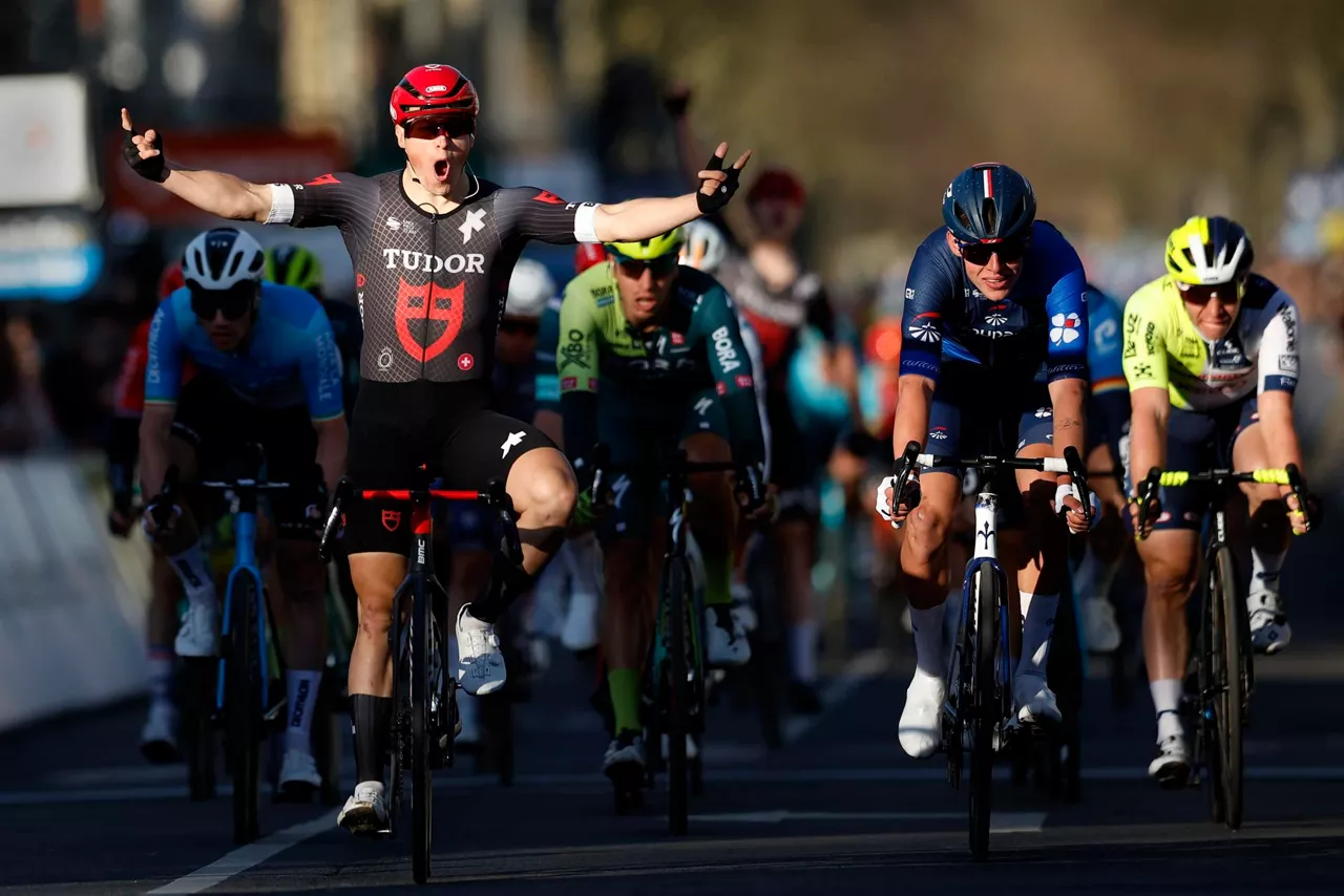 Arvid de Kleijnek esprint ederra egin eta etapa irabazi du. Argazkia: EFE.