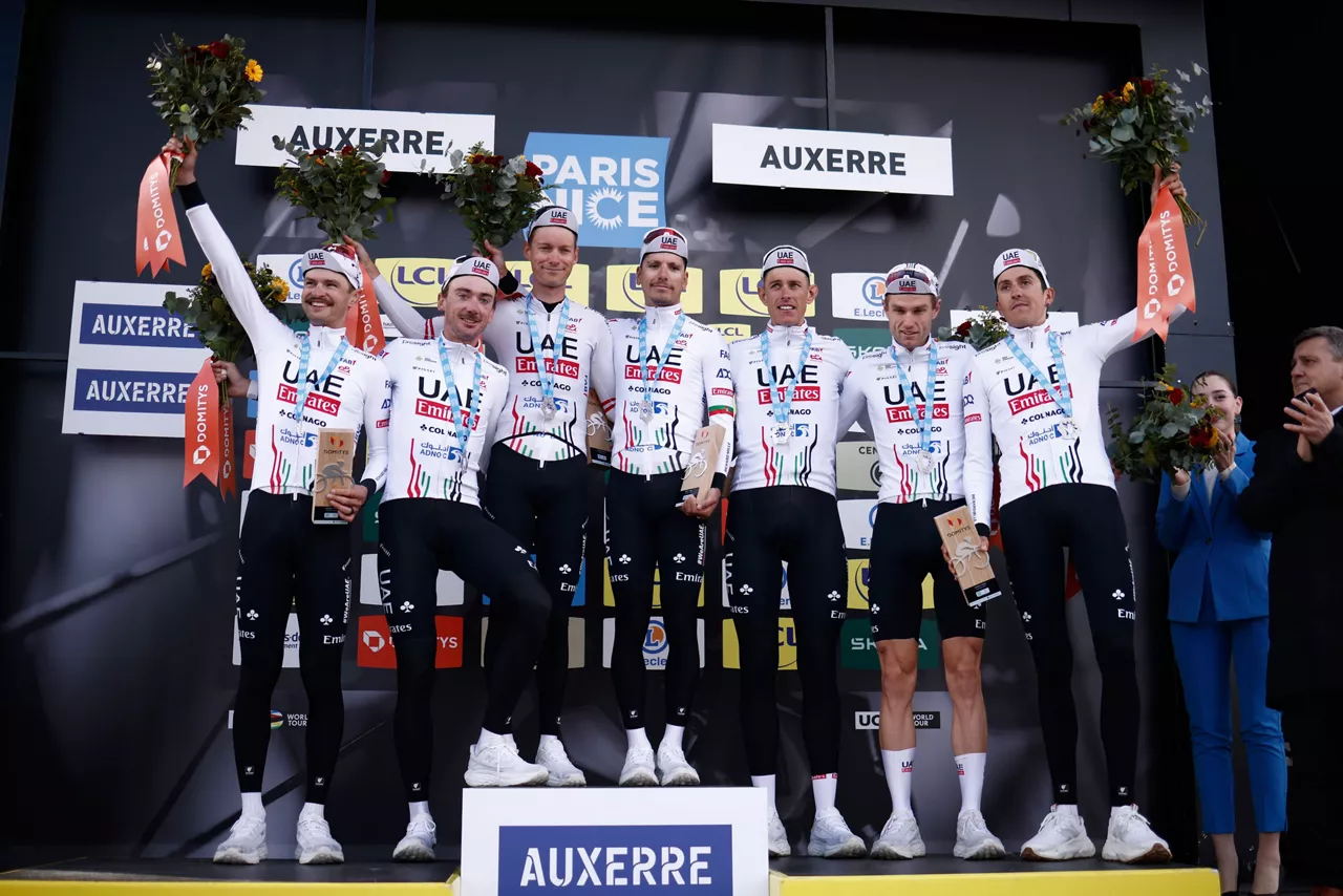 El equipo del UAE en el pódium tras vencer en la etapa. Foto: EFE