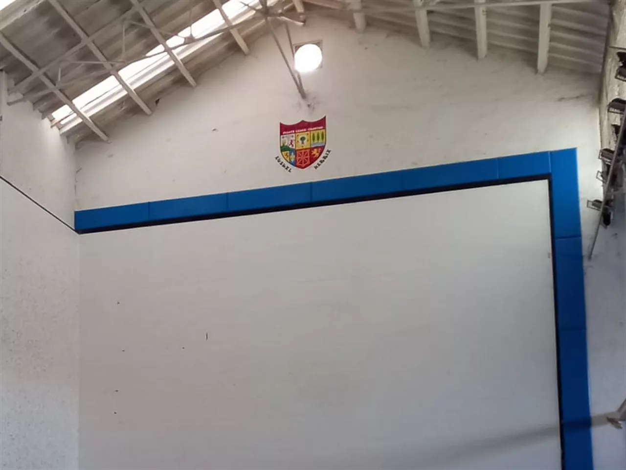 El escudo de Euskal Herria del frontón de Villava. Foto: EITB Media