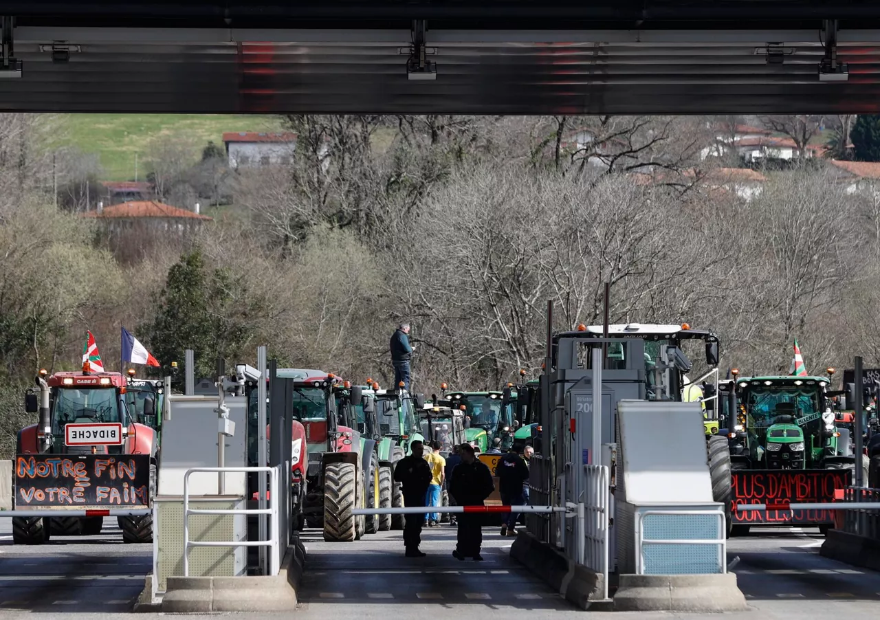 biriatu-tractores traktoreak nekazariak protestak agricultores muga-efe