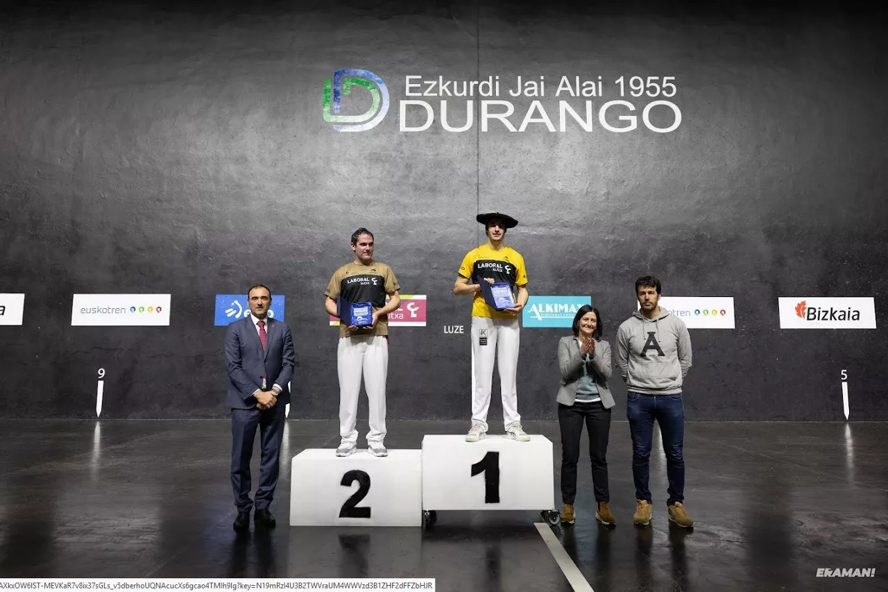 Johan Sorozabal eta Aritz Erkiaga, podiumean. Argazkia: Eraman.