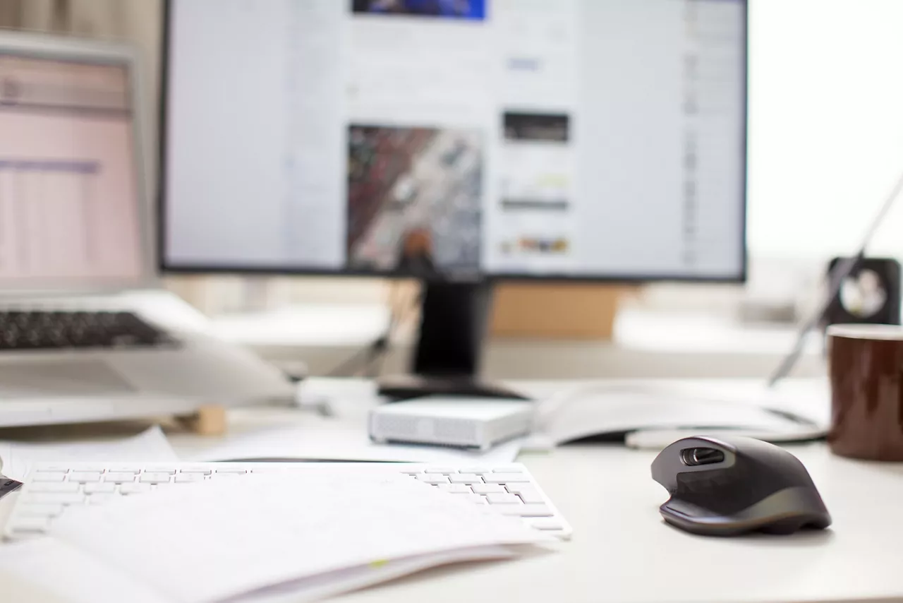 desk-computer-writing-mouse-office-electronic-39576-pxhere