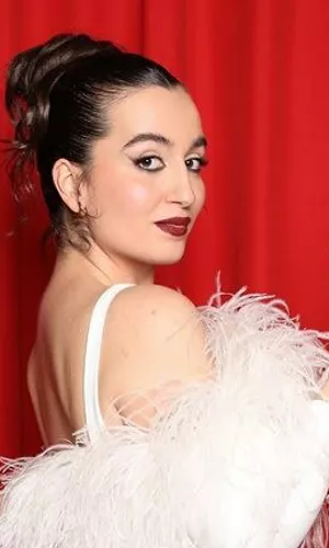 Ariane Hoyos, Ídolo sariarekin