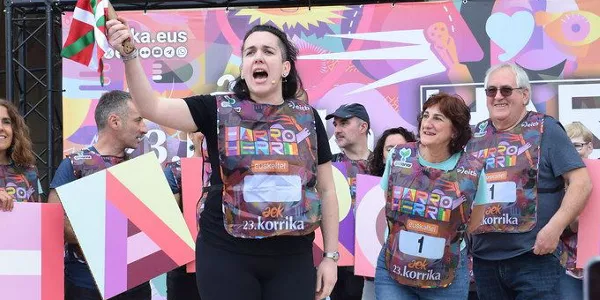 Ane Elordi con el testigo. Foto: korrika.eus