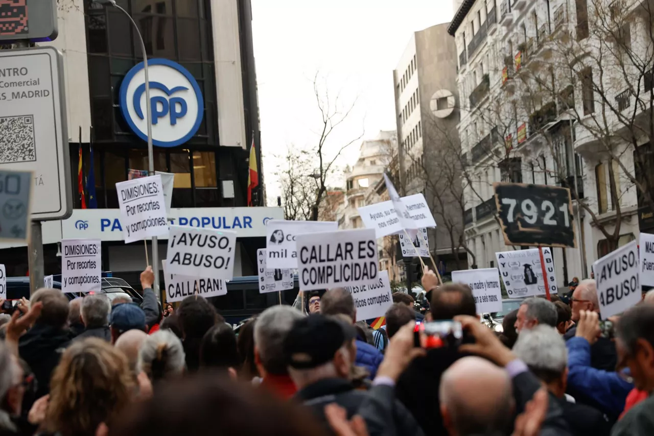 Ayuso-protestas-genova-efe