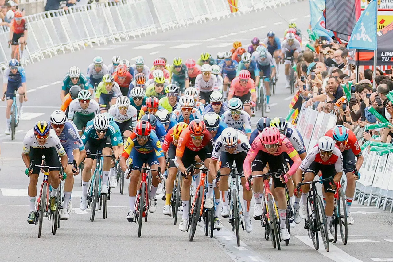 Irudian, esprinta. Van den Bergi aurretik ikusten zaio. Argazkia: EFE.