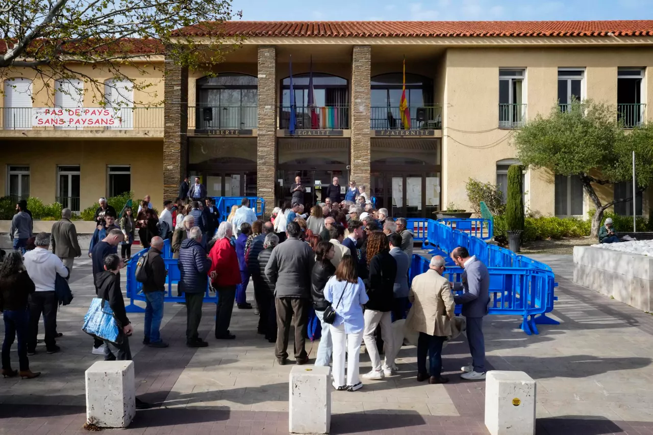 etxerior-ayuntamiento-Elna-Puigdemont-efe