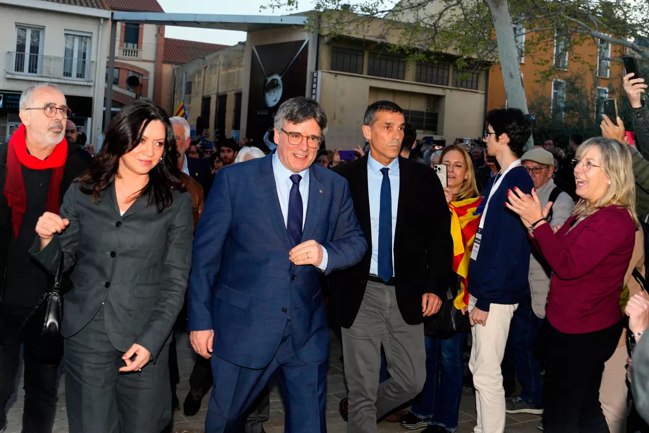 Puigdemont-ayuntamiento-Elna-efe