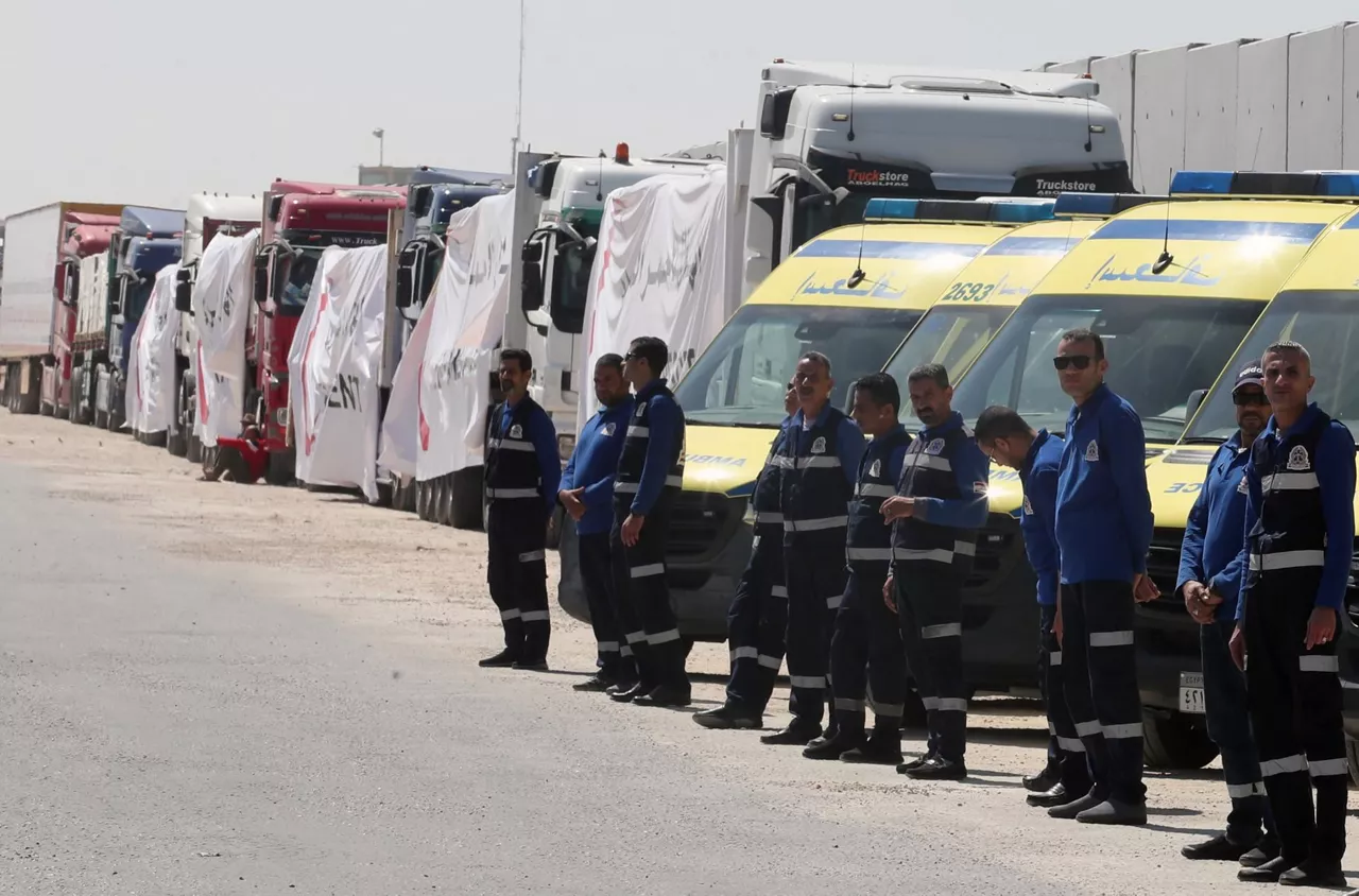 Rafah anbulantziak eta kamioiak blokeatuta EFE