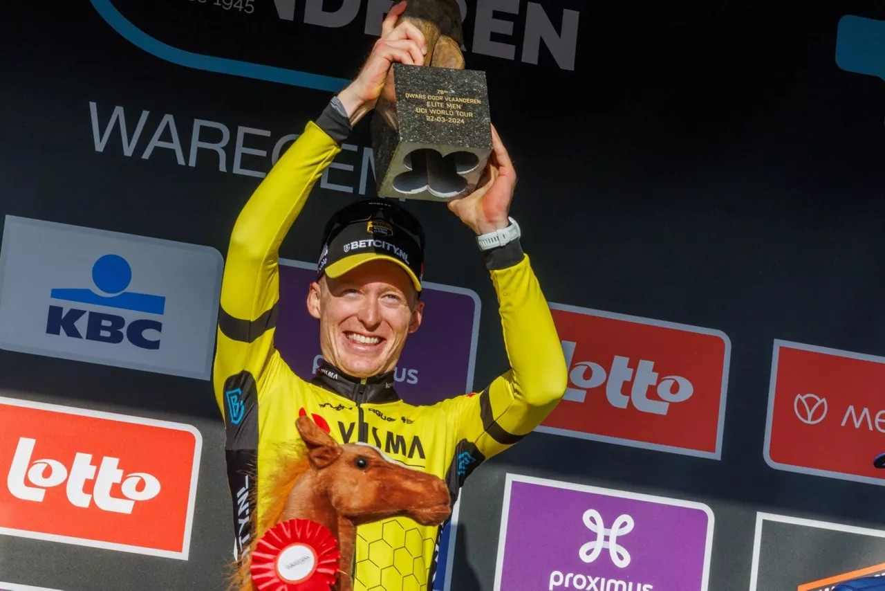 Matteo Jorgenson, podiumean, 2024ko Flandrian Zehar proba eskuratuta. Argazkia: EFE.