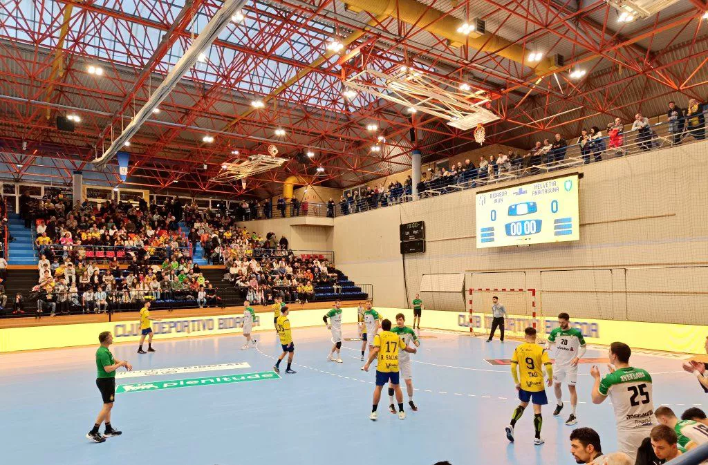 Inicio del partido entre Bidasoa Irun y Helvetia Anaitasuna. Foto: @CDBidasoaIrun