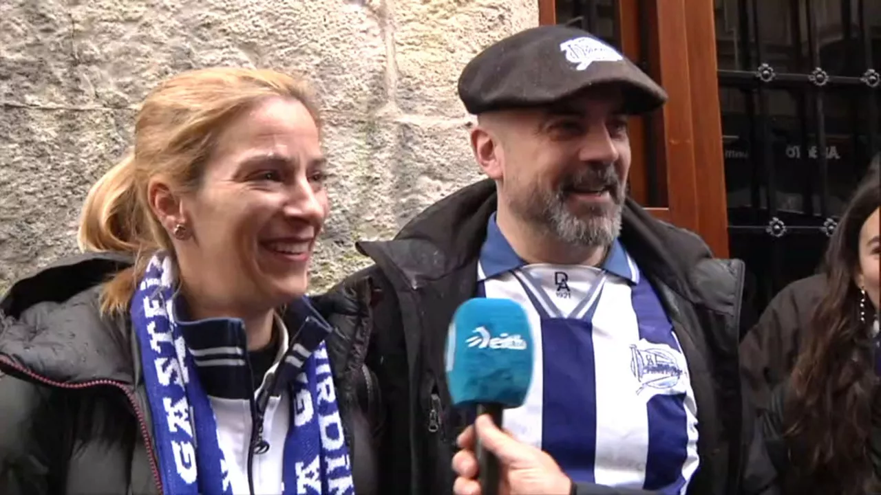 Aficionados del Alavés y la Real en el Casco Viejo de Vitoria-Gasteiz.