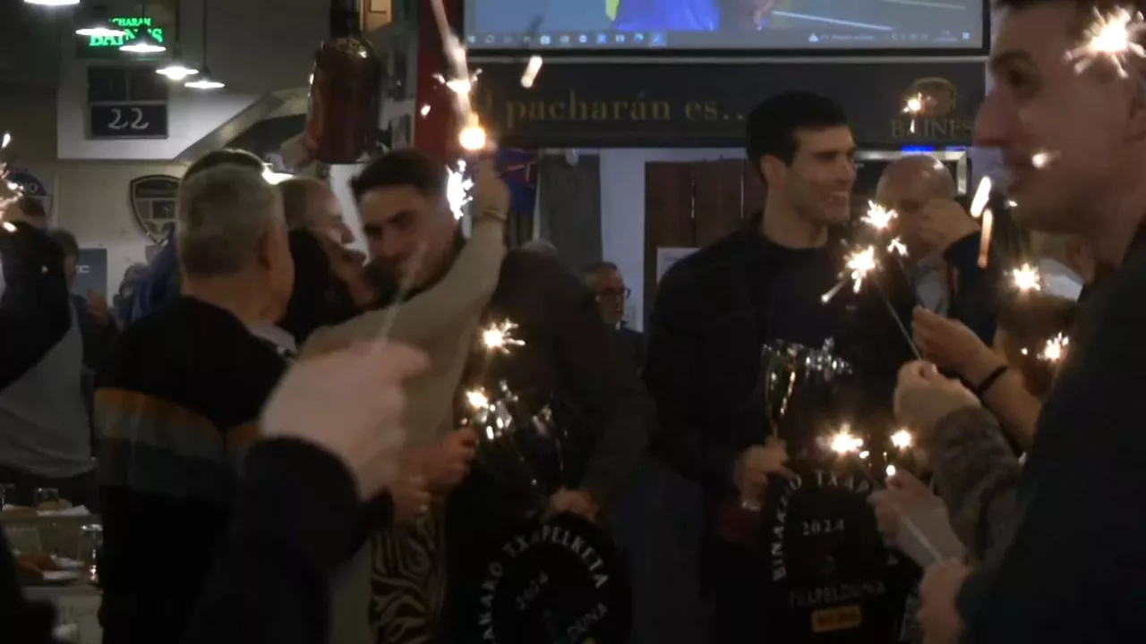 Etxeberriari eta Zabaletari harrera beroa egin zieten