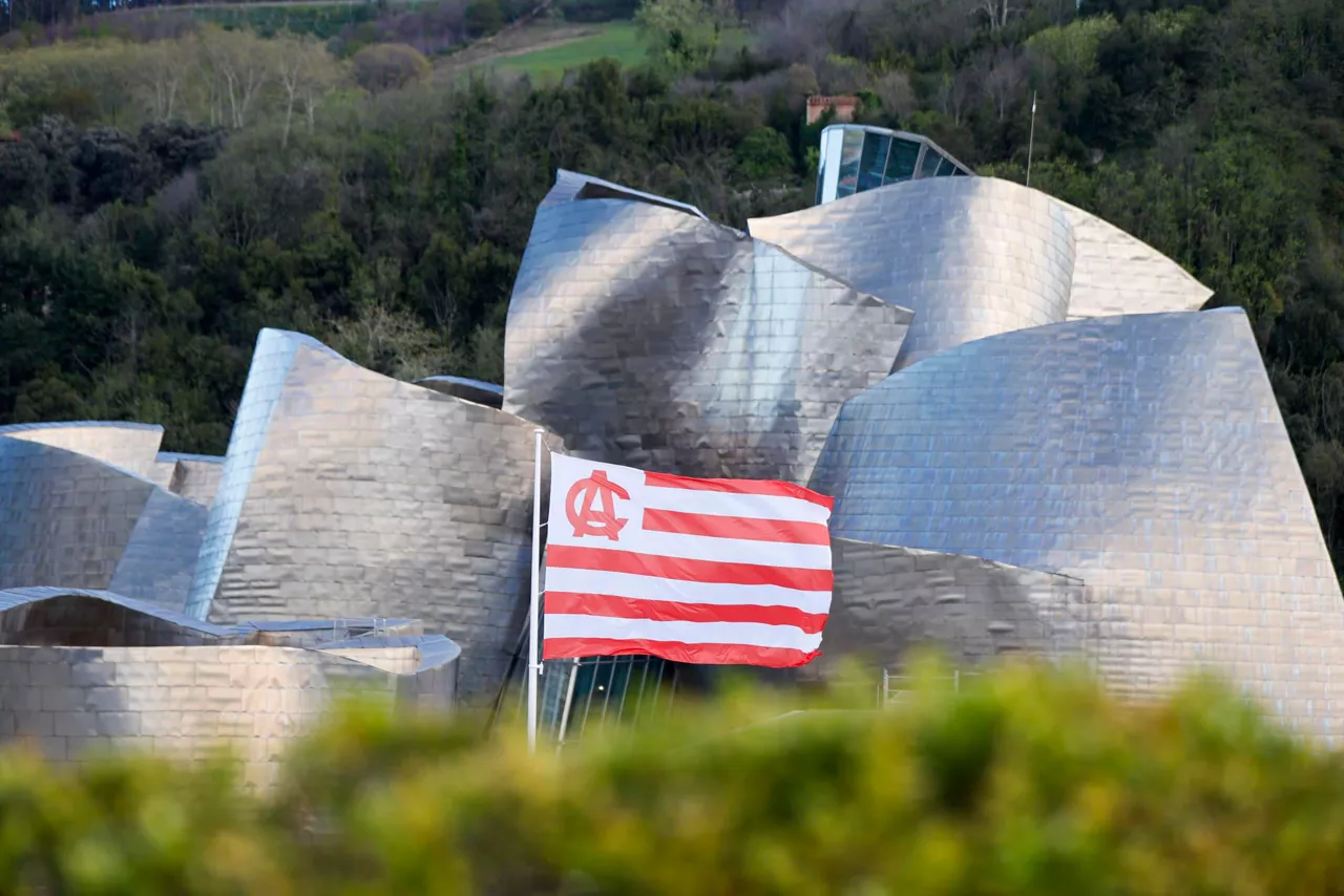 guggenheim-banderak-athletic-bilbao-efe