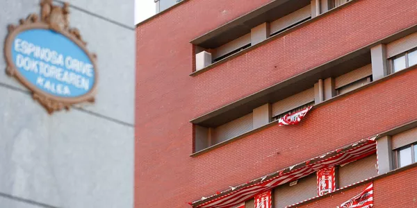 Banderas del Athletic Club en Bilbao. Foto: EFE