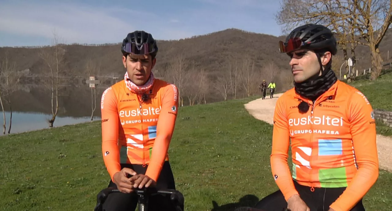 Jon Aberasturi, Andoni Lopez de Abetxukoren aldamenean, artxiboko irudian. Argazkia: EITB Media.