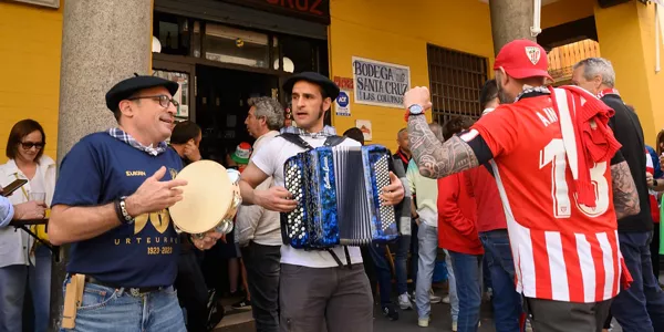 Afición rojiblanca en Sevilla. EFE