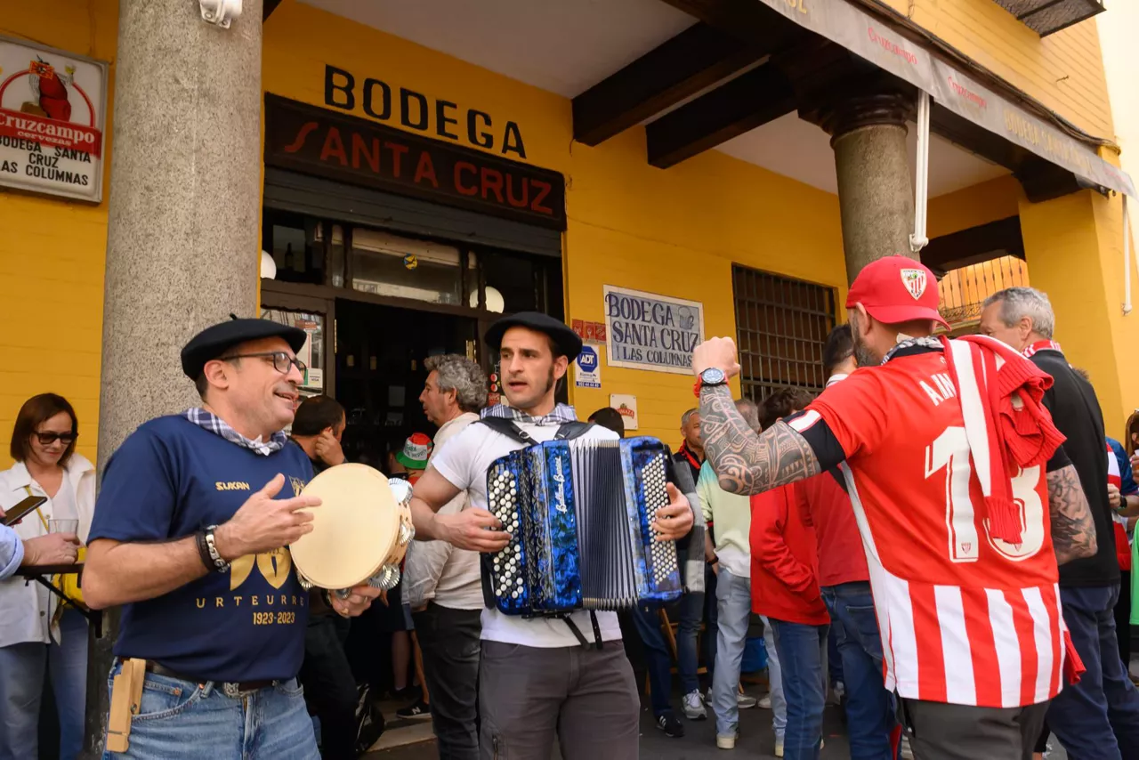 Sevilla-aficionados-rojiblancos-efe
