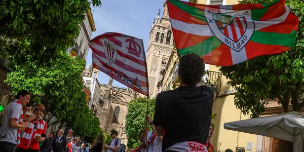 Afición rojiblanca en Sevilla. EFE