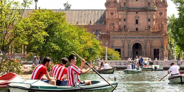 Afición rojiblanca en Sevilla. EFE