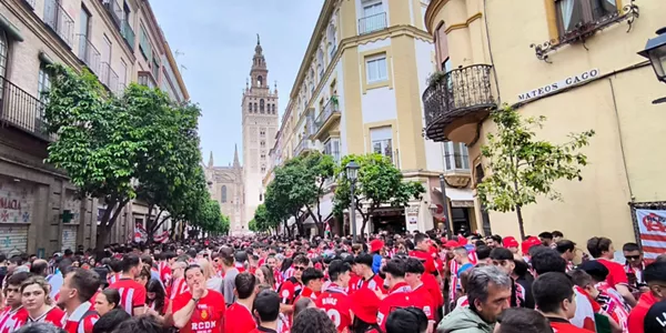 Afición rojiblanca en Sevilla. Foto: Jabier Sarriugarte.