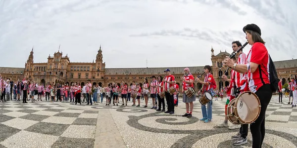 Afición rojiblanca en Sevilla. EFE