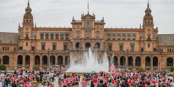 Afición rojiblanca en Sevilla. EFE