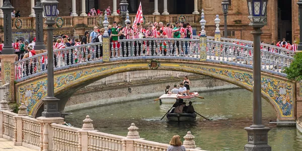 Afición rojiblanca en Sevilla. EFE