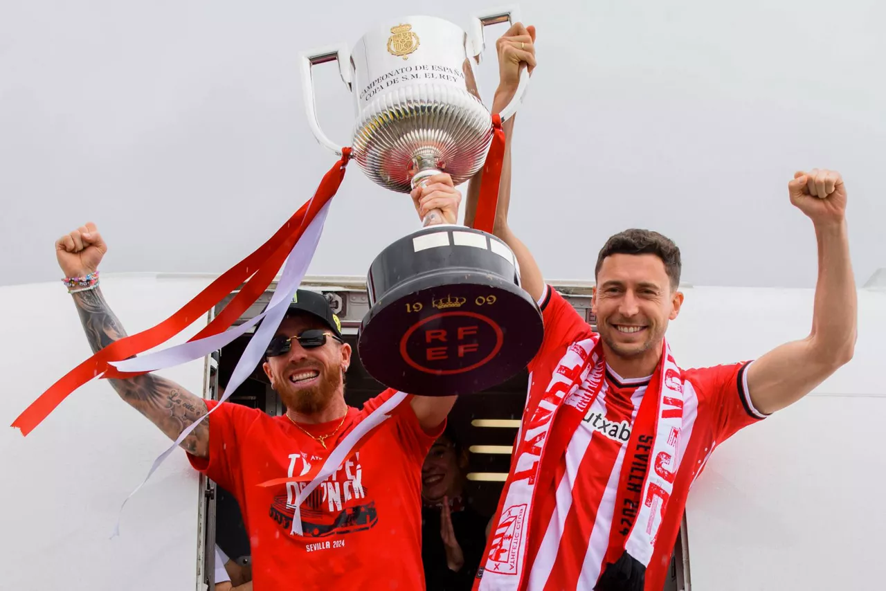 Athletic Iker Muniain eta Oscar de Marcos aireportuan Kopa