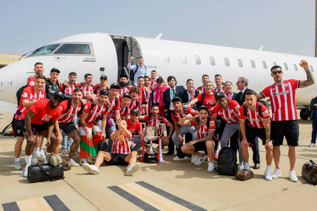 Athletic jokalariak airerportuan Kopa