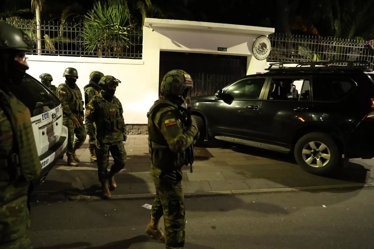 policia-ecuador-embajada-mexico-efe