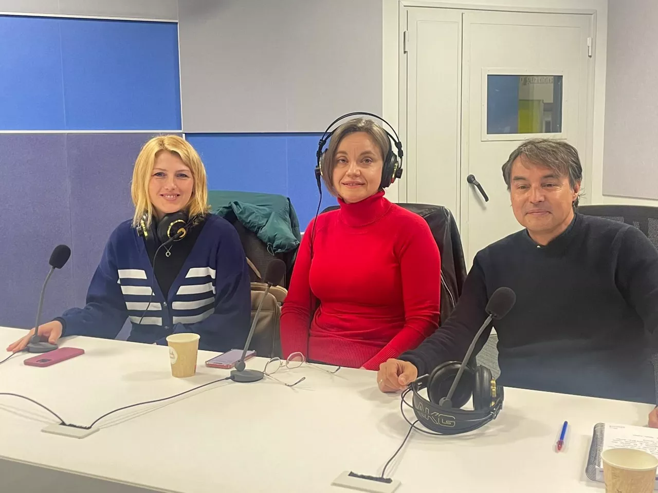 Kateryna Kaminska, Alona Kaliuzhna y José Luis Bezanilla, en Radio Euskadi. Foto: EITB Media