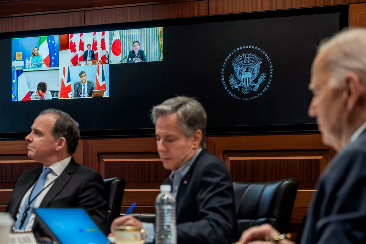 Joe Biden hablando con líderes del G7