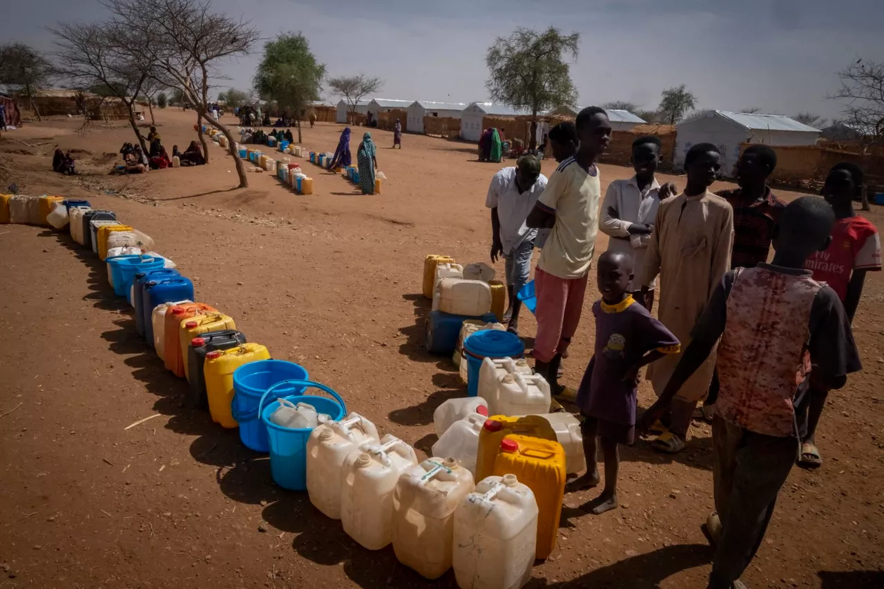 sudan-guerra gerra errefuxiatuak-refugiados-chad afrika gosetea ur falta-efe