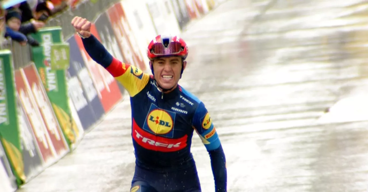 Juanpe Lopez, pozarren, helmugan, etapa irabazita. Argazkia: EITB Media.