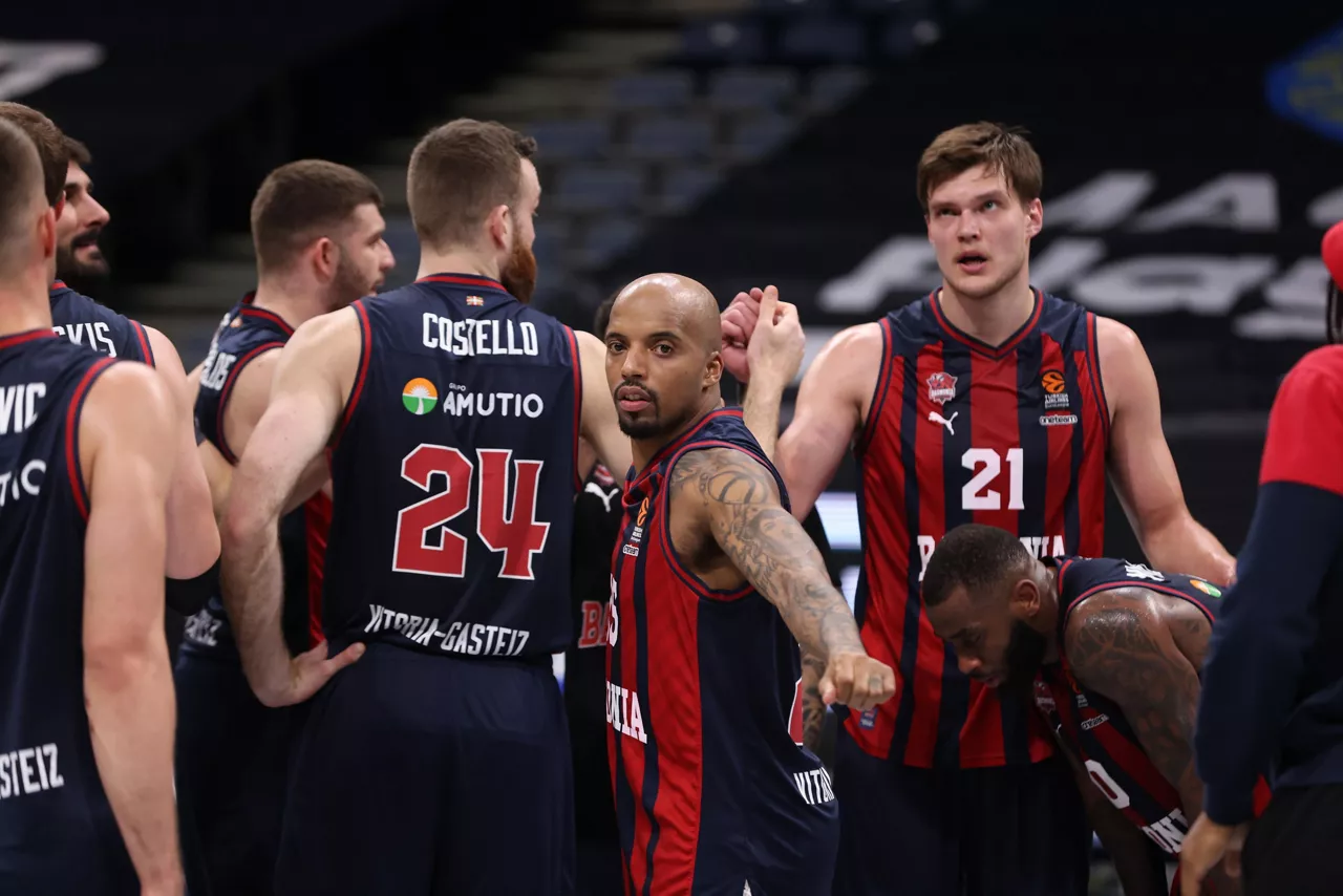 Varios jugadores del Baskonia, en un partido de la Euroliga de la temporada 2023-24. Foto: EFE.