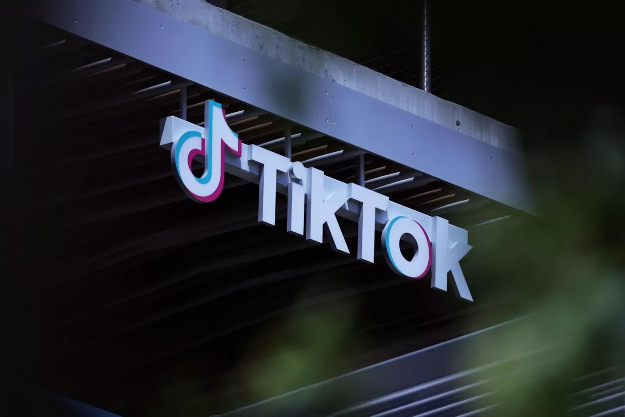 tiktok-eeuu aeb sare sozialak red social-efe