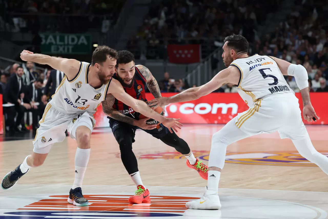 Chris Chiozza, Sergio Rodriguez eta Rudy Fernandez, jokaldi batean. Argazkia: EFE.